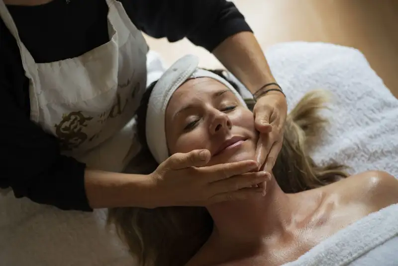 Ontspannende gezichtsmassage met natuurlijke producten