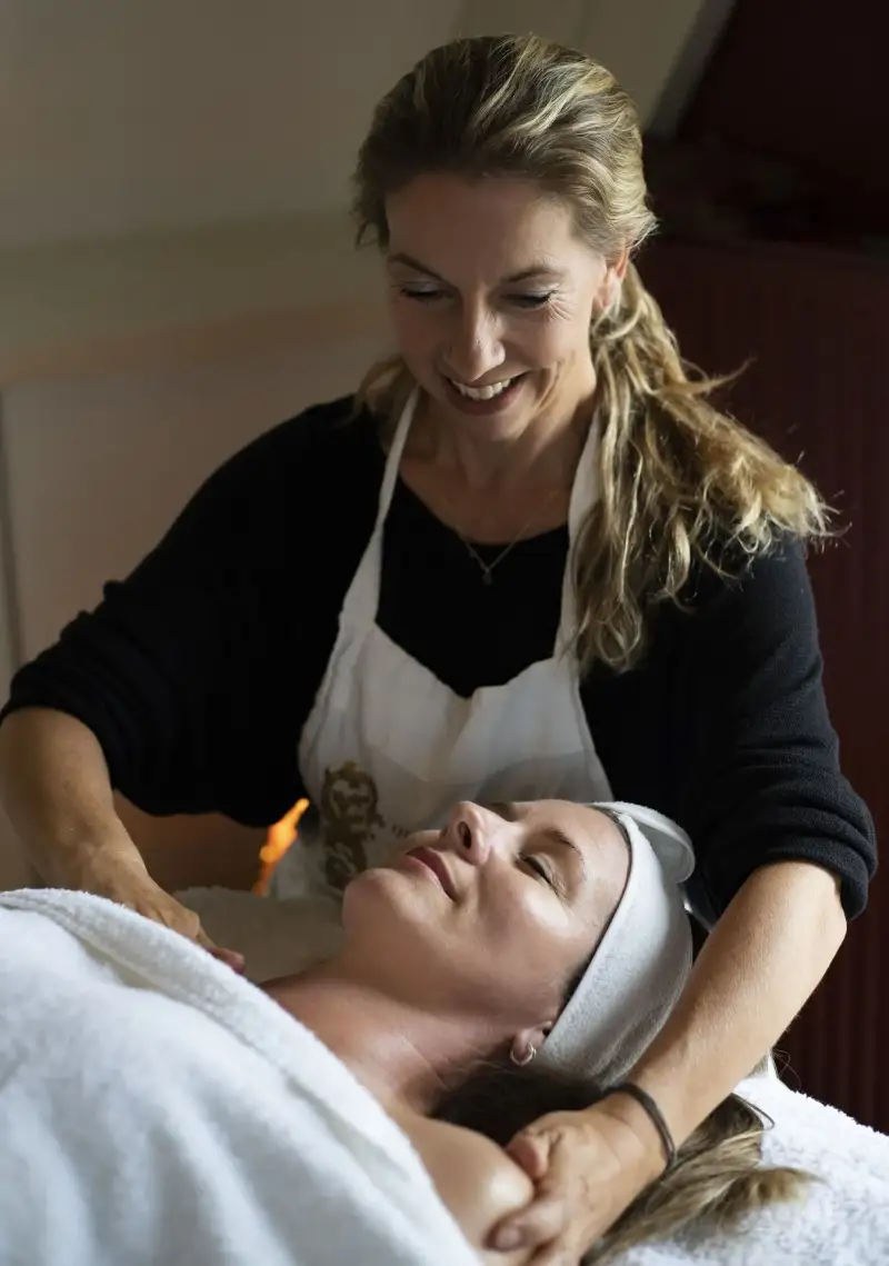 Sandra geeft een ontspannende schoudermassage aan een cliënt