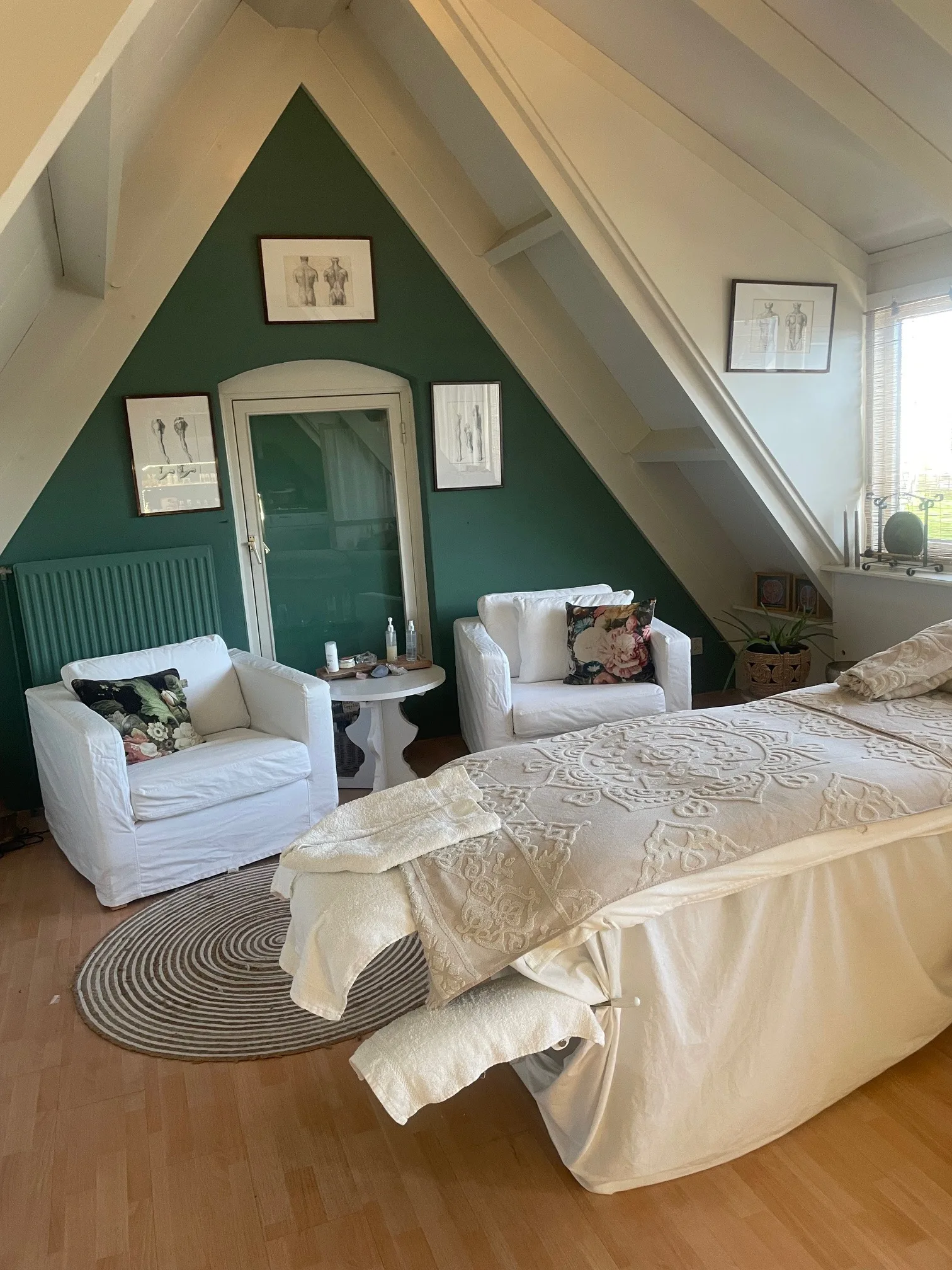 De massagekamer met warme sfeervolle verlichting